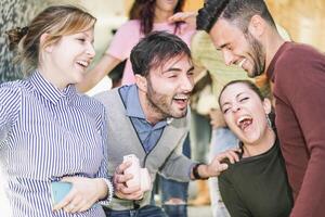 groupe de copains en riant ensemble dans souterrain métropolitain station - Jeune gens ayant amusement avec instant caméra - relation amicale et jeunesse mode de vie concept photo