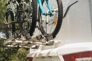 Vélos sont monté sur le camping car. le concept de Voyage photo