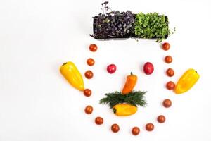 le visage de une homme fabriqué de tranché des légumes sur une blanc Contexte photo