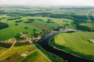 vue de le la taille de le Lac dans une vert champ dans le forme de une fer à cheval et une village dans le moguilev région.biélorussie.la la nature de biélorussie photo