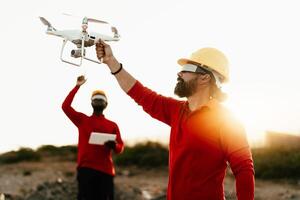 drone ingénieur travail avec futuriste des lunettes sur construction site - aérien ingénierie et innovant La technologie concept photo