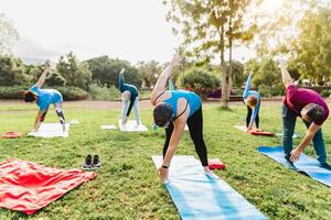 content Sénior copains Faire faire des exercices activité dans une Publique parc - santé personnes âgées gens mode de vie photo