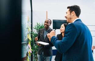 multiracial affaires équipe travail dans moderne Bureau - entrepreneuriat et travail en équipe concept photo