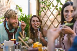 content copains déjeuner avec en bonne santé nourriture dans bar café brunch - Jeune gens ayant amusement en mangeant repas et en buvant Frais smoothies dans restaurant - santé nutrition mode de vie concept photo