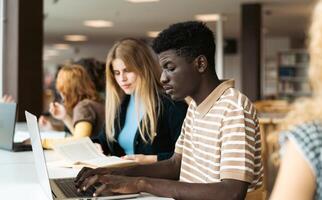 Jeune gens en train d'étudier ensemble dans Université bibliothèque - école éducation concept photo