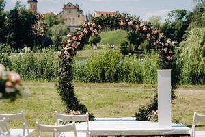 mariage la cérémonie sur le rue sur le vert pelouse près le nesvizh château.biélorussie photo