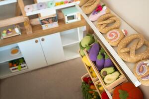 en bois enfants jouer cuisine avec vaisselle et artificiel nourriture photo