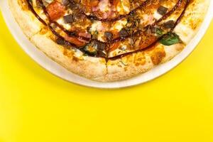 délicieux grand Pizza avec Bacon et épinard sur une Jaune Contexte photo