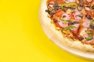 délicieux grand Pizza avec veau et champignons sur une Jaune Contexte photo