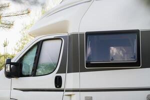 une vacances voyage dans une camping car, une du repos dans une van photo