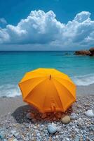 ai généré une Orange parapluie sur une déserté plage contre le Contexte de le mer photo