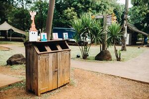 en bois poubelle pouvez pour collecte séparément Plastique, papier carton et biologique des produits dans une parc sur le île de maurice photo
