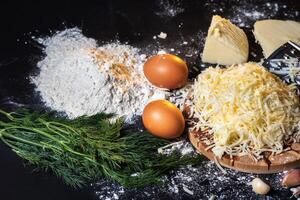 préparation de le processus de cuisine fromage des balles avec Ail et aneth sur une noir Contexte photo