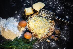 Haut vue de une encore la vie de le processus de fabrication fromage des balles avec Ail et aneth sur une noir Contexte photo