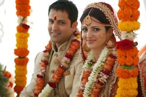 ai généré Indien la mariée et jeune marié à une de fête cérémonie. Indien mariage photo