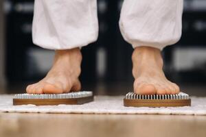 le homme pieds sont suivant à planches avec clous. yoga Des classes photo