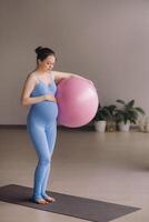 Enceinte femme pendant aptitude Des classes avec une fitball photo