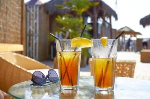 du froid boisson cocktail sur le plage. été du repos photo