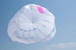 blanc parachute contre le bleu ciel photo