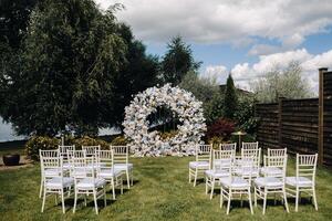 une endroit pour une mariage la cérémonie dans nature, magnifique mariage décor photo