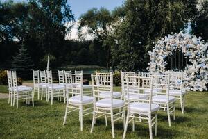 une endroit pour une mariage la cérémonie dans nature, magnifique mariage décor photo