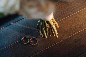 designer mariage anneaux mensonge sur le surface. deux mariage anneaux photo