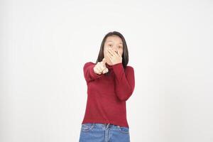 Jeune asiatique femme dans rouge T-shirt Faire sensationnel ou choc visage et montrer du doigt à caméra isolé sur blanc Contexte photo