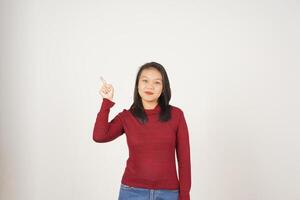 Jeune asiatique femme dans rouge T-shirt montrer du doigt côté copie espace isolé sur blanc Contexte photo