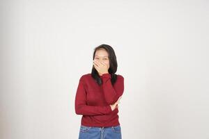 Jeune asiatique femme dans rouge T-shirt souriant et à la recherche à caméra isolé sur blanc Contexte photo