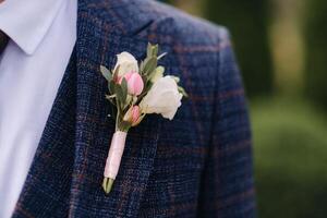 fermer de une boutonnière sur une veste fabriqué de des roses photo