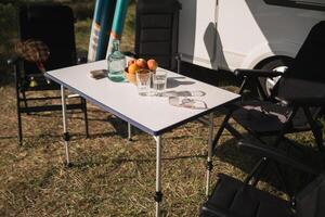 Extérieur chaises et pique-nique table près le camping car photo