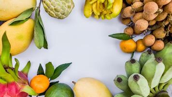 assorti exotique des fruits sur blanc nutrition concept photo