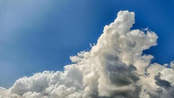 majestueux cumulus cloudscape contre bleu ciel photo