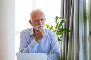 financier conseiller homme d'affaire en utilisant le sien portable et Faire certains formalités administratives tandis que séance à bureau et fonctionnement. photo