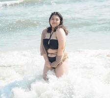 portrait Jeune asiatique femme graisse joufflu mignonne magnifique sourire content amusement prendre plaisir se détendre bikini maillots de bain corps sexy de face vue mer plage blanc le sable nettoyer ciel bleu calme la nature océan vague l'eau Voyage sur vacances photo