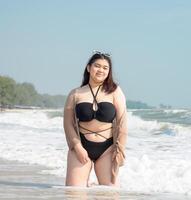 portrait Jeune asiatique femme graisse joufflu mignonne magnifique sourire content amusement prendre plaisir se détendre bikini maillots de bain corps sexy de face vue mer plage blanc le sable nettoyer ciel bleu calme la nature océan vague l'eau Voyage sur vacances photo