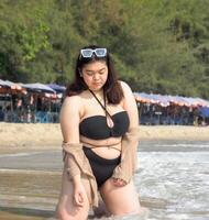 portrait Jeune asiatique femme graisse joufflu mignonne magnifique sourire content amusement prendre plaisir se détendre bikini maillots de bain corps sexy de face vue mer plage blanc le sable nettoyer ciel bleu calme la nature océan vague l'eau Voyage sur vacances photo