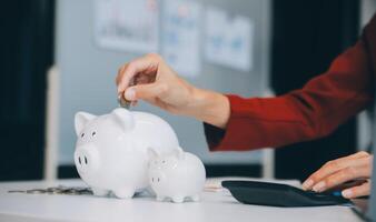 femme d'affaires enregistrer argent dans porcin banque et objectif et réussite graphique graphique et flèches. fonds prêts et investissement bénéfices. concept de économie pour assurance, santé, éducation, loger, voiture, impôt, prêt photo