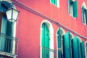 traditionnel fenêtre de typique vieux Venise bâtiment photo