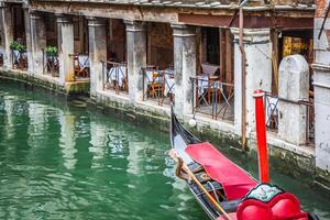 gondole un service sur le canal dans Venise, Italie photo