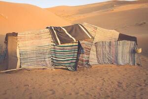 tente camp pour touristes dans le sable dunes de erg Chebbi à aube, Maroc photo