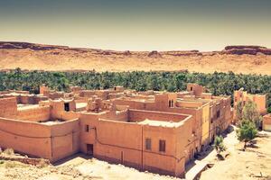 une village à un oasis à le bas de une canyon dans le atlas montagnes, Maroc photo