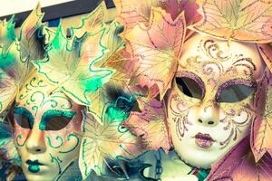 souvenirs et carnaval masques sur rue commerce dans Venise, Italie photo