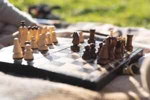 magnifique en jouant échecs sur le échiquier avant le Jeu photo