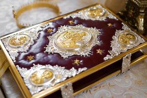 église accessoires pour le prêtres un service sont fabriqué de or photo