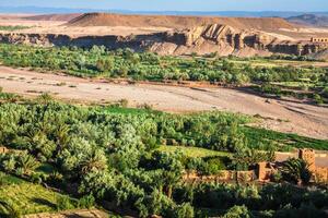 marocain désert avec le vue de Montagne atlas photo