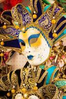 souvenirs et carnaval masques sur rue commerce dans Venise, Italie photo