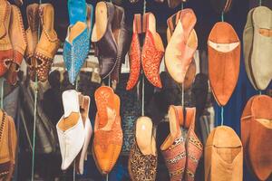 vieux médina souk fez, artisan magasin de coloré marocain cuir, fez, Maroc. photo