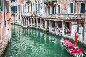 gondole un service sur le canal dans Venise, Italie photo