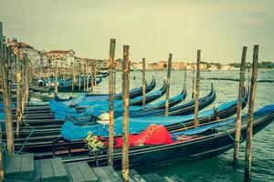 gondoles amarré par Saint marque carré. Venise, Italie, L'Europe  photo